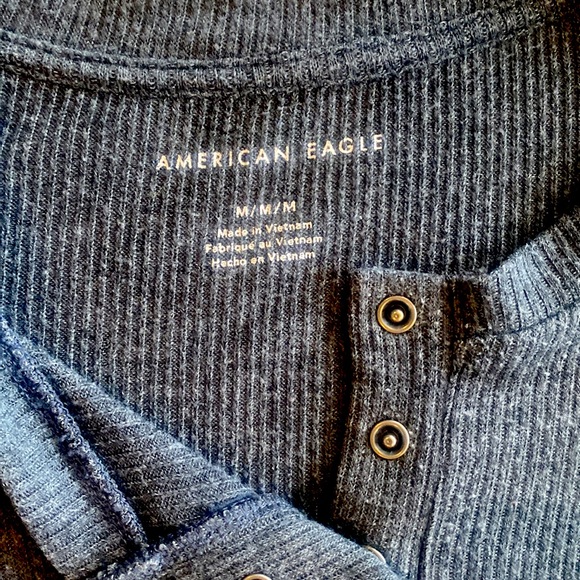 American Eagle button up t-shirt. Size M - Picture 2 of 2